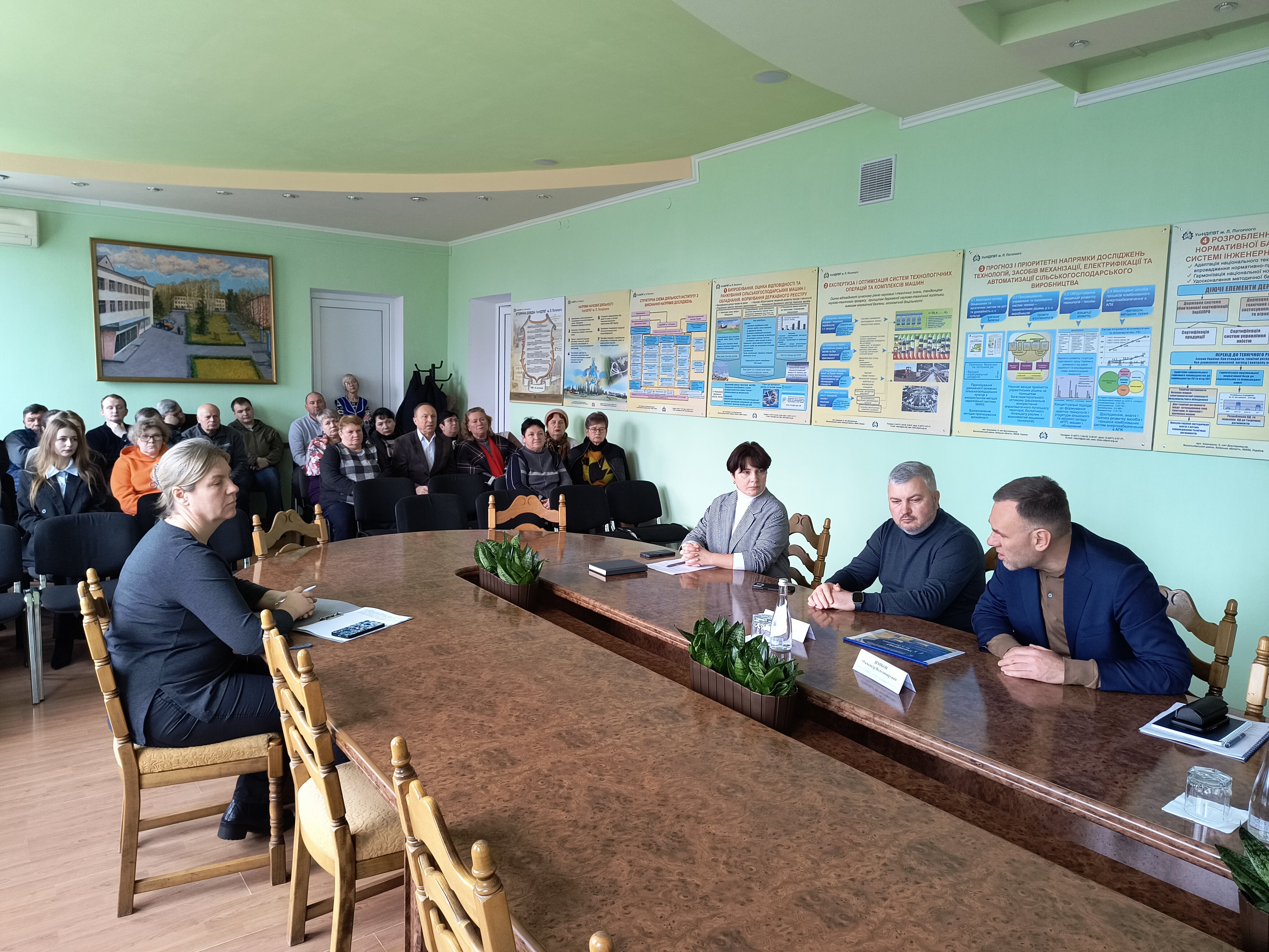 Сьогодні УкрНДІПВТ ім. Л. Погорілого відвідав директор Департаменту технічного регулювання Мінекономіки Олександр Панков