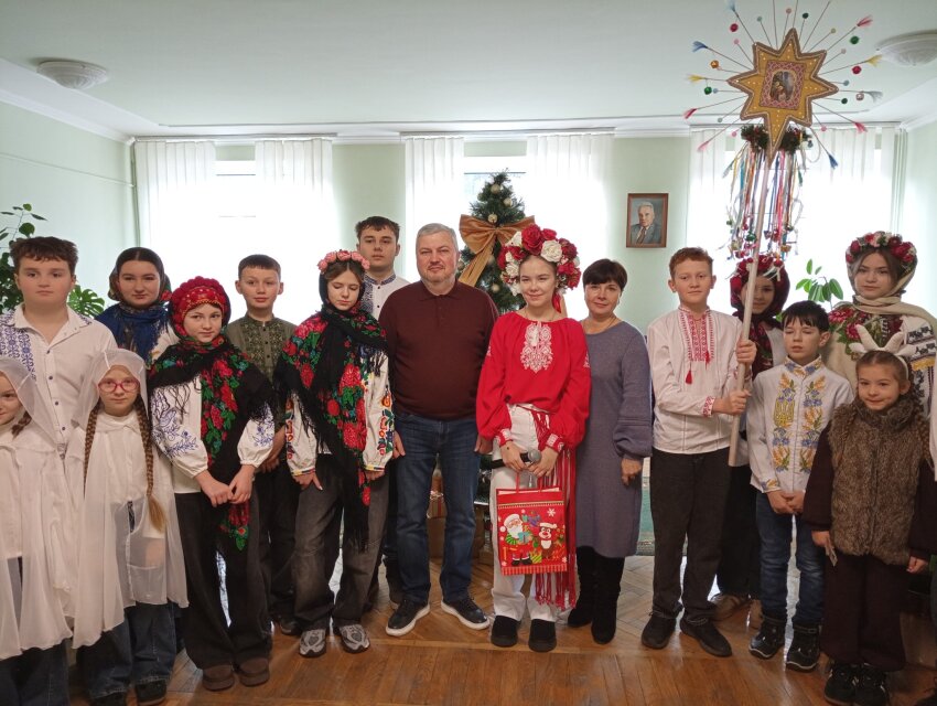 Різдвяний вертеп та колядки від школярів Дослідницької Гімназії.